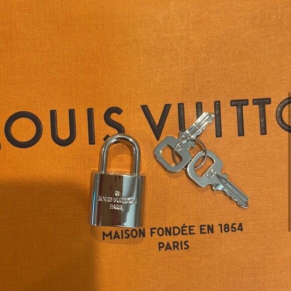 Louis Vuitton Silver Lock and Key - Picture 5 of 5